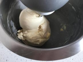 加入黄油和盐揉至完全阶段