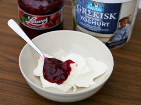 将原味希腊酸奶100克与1茶匙的樱桃果酱搅拌在一起。