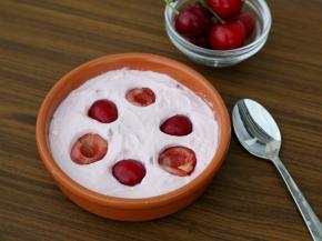 装入盆中，将新鲜的樱桃去核，对半切；按入酸奶中抹平。