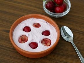 装入盆中，将新鲜的樱桃去核，对半切；按入酸奶中抹平。