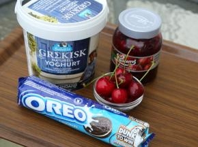 备好材料：原味希腊酸奶、奥利奥饼干、大樱桃、樱桃果酱和薄荷