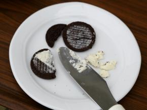 奥利奥饼干去掉中间奶油夹心。