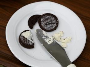 奥利奥饼干去掉中间奶油夹心。