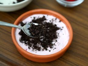 然后将饼干碎撒到酸奶上面。