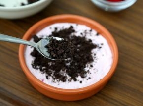 然后将饼干碎撒到酸奶上面。