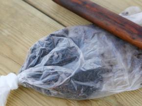 放到食品袋中碾成粗颗粒碎。