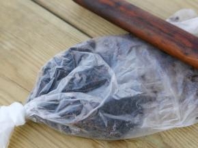 放到食品袋中碾成粗颗粒碎。