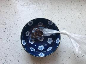 将巧克力放在裱花袋中隔温水化开