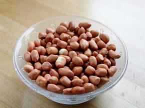 准备好花生米，并捡出变质的花生米。