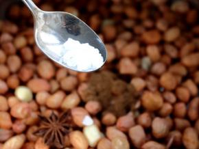 加入适量的盐。