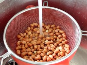 将花生米冲洗干净。