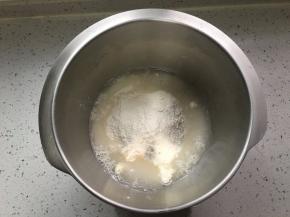 将中种材料称好放入盆中