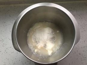 将中种材料称好放入盆中