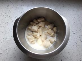 主面团中除去黄油和盐以外的所有材料，加上撕成小块的中种面团，一起揉至扩展阶段