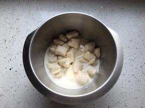 主面团中除去黄油和盐以外的所有材料，加上撕成小块的中种面团，一起揉至扩展阶段