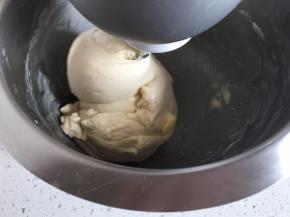 加入黄油和盐，揉至完全阶段