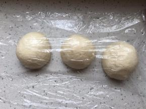 均匀分成3份，揉圆松弛20分钟