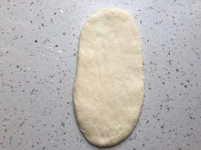 擀成椭圆形，拍掉周围的气泡