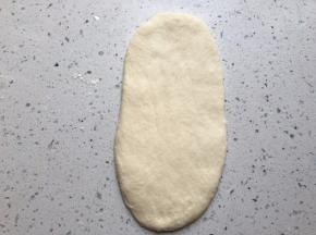 擀成椭圆形，拍掉周围的气泡