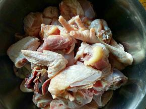 准备一只鸡，去掉内脏，洗净斩好备用