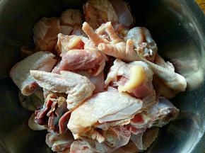 准备一只鸡，去掉内脏，洗净斩好备用