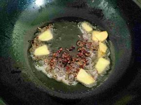 热锅冷油，油热时放入生姜片和花椒炒香