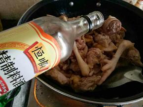 倒入鸡块翻炒至表面变色，倒入料酒和酱油翻炒，然后倒入清水没过鸡块煮开