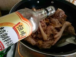 倒入鸡块翻炒至表面变色，倒入料酒和酱油翻炒，然后倒入清水没过鸡块煮开