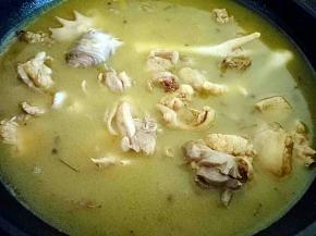 把鸡块转入电压力锅中，选择鸡肉键炖煮