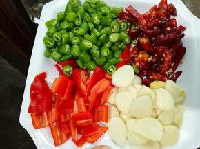 辣椒和蒜片备好