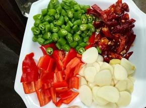 辣椒和蒜片备好