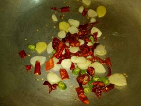 锅里放少许底油，放入蒜片和干辣椒炒香