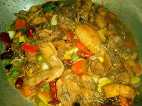 最后倒入电压力锅中的鸡汤2大勺，煮2分钟，即可出锅