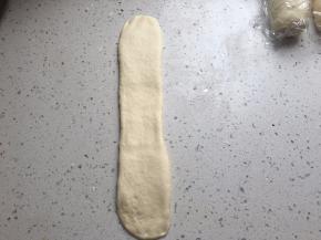 擀成比较长的椭圆形