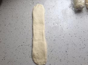 擀成比较长的椭圆形