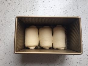 翻面，自上而下卷起。排入到吐司盒中