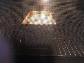 放到预热好180度的烤箱中烘烤40分钟