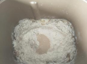 除黄油外全部材料放入面包机搅拌十分钟