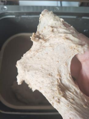 拉出粗糙的膜加入黄油，