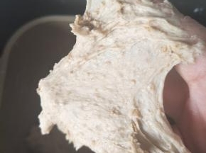 拉出粗糙的膜加入黄油，