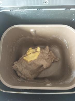 加入黄油继续揉面十分钟