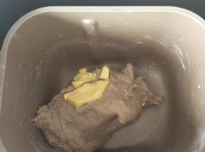 加入黄油继续揉面十分钟
