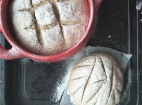 烘烤前用刀片在面团上划出井字造型，烤箱200度，放中间层，烘烤时间20-25分钟。