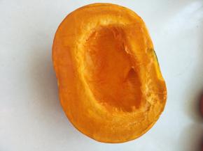 蒸南瓜做法简单，但是却是一道非常受喜爱的菜肴，这主要是因为其不仅口感好，营养价值也很高。这道菜在烹制的时候最需要注意的就是蒸的时间，直接影响到南瓜的口感。在家自制蒸南瓜需要多长时间呢？一般来说，南瓜削皮后蒸熟的时间大概在20—25分钟左右。带皮要30分钟以上