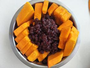 南瓜切条状摆放在盆子里，中间加上蜜豆。
蜜豆放到和南瓜差不多一样齐