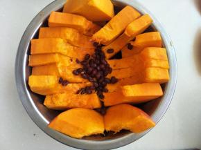 南瓜洗干净挖去籽瓤