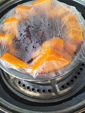 南瓜带盘盖上保鲜膜放入蒸锅，加足水量中火蒸30分钟。
取一个盘子盖在盆上翻过来
上面撒上糖桂花开吃，软软糯糯有南瓜，蜜豆的香甜，还有糖桂花的清香。
小贴士；南瓜皮厚的建议削掉，夹馅可以放蜜枣，果脯，看自己喜欢配料。蒸南瓜要掌握蒸的时间，薄厚蒸的时间不同，时间短了不熟，时间久了会蒸烂影响口感。