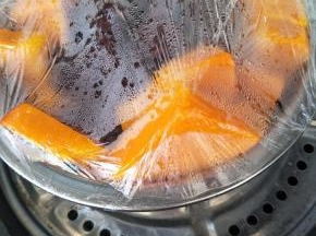 南瓜带盘盖上保鲜膜放入蒸锅，加足水量中火蒸30分钟。
取一个盘子盖在盆上翻过来
上面撒上糖桂花开吃，软软糯糯有南瓜，蜜豆的香甜，还有糖桂花的清香。
小贴士；南瓜皮厚的建议削掉，夹馅可以放蜜枣，果脯，看自己喜欢配料。蒸南瓜要掌握蒸的时间，薄厚蒸的时间不同，时间短了不熟，时间久了会蒸烂影响口感。