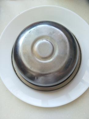 取一个盘子盖在盆上翻过来