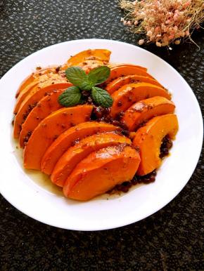 上面撒上糖桂花开吃，软软糯糯有南瓜，蜜豆的香甜，还有糖桂花的清香。